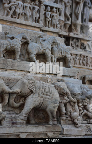 Schnitzereien verzierten Säule bei Jagdish Tempel, in der City Palace Complex von Udaipur, Rajasthan, Indien, Asien. Stockfoto