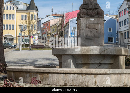 Grafenau, Bayern, Deutschland, 17. März 2019, Luitpold Brunnen und Tragen Springbrunnen auf dem Marktplatz in der Stadt Grafenau, Deutschland Stockfoto