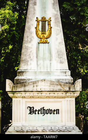 Beethovens Grabstein unter Bäumen im Wiener Zentralfriedhof. Stockfoto