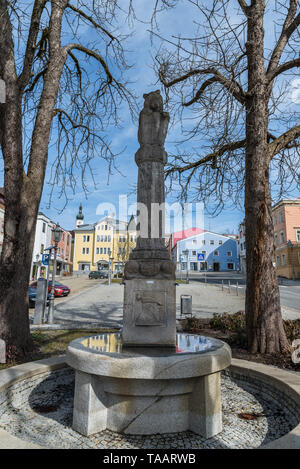 Grafenau, Bayern, Deutschland, 17. März 2019, Luitpold Brunnen und Tragen Springbrunnen auf dem Marktplatz in der Stadt Grafenau, Deutschland Stockfoto