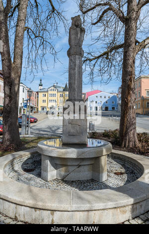 Grafenau, Bayern, Deutschland, 17. März 2019, Luitpold Brunnen und Tragen Springbrunnen auf dem Marktplatz in der Stadt Grafenau, Deutschland Stockfoto