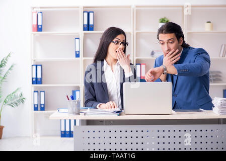 Zwei Mitarbeiter, die im Büro Stockfoto