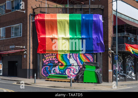 Die regenbogenflagge auf dem Display außerhalb der Nachtigall Gay Club in Gay Birmingham in Birmingham stolz schwul-lesbischen Festival zu feiern. Stockfoto