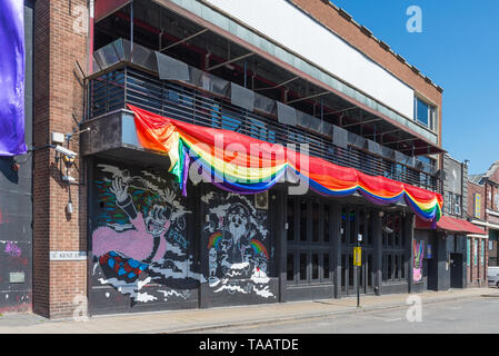 Die regenbogenflagge auf dem Display außerhalb der Nachtigall Gay Club in Gay Birmingham in Birmingham stolz schwul-lesbischen Festival zu feiern. Stockfoto