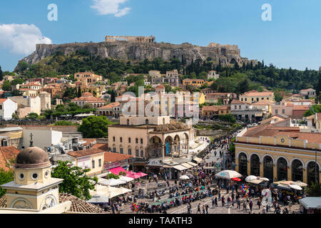 Athen, Griechenland - 5. Mai 2019: Große Volksmenge um die Monastiraki Platz wandern in Athen die Altstadt mit der Akropolis und Parthenon Tempel auf einem sonnigen Stockfoto