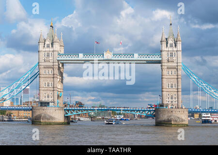 Wahrzeichen der Tower Bridge in London, Vereinigtes Königreich. Stockfoto