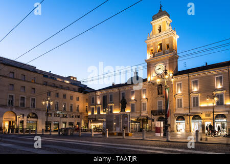 Parma, Italien - 1. Mai 2019: Twilight in the Governor's Palace und der Piazza Garibaldi im Zentrum der Altstadt von Parma in der Emilia-Romagna Stockfoto