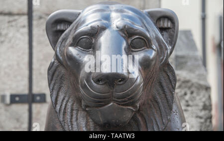 Statue eines Löwen in der Innenstadt von Leipzig, Deutschland, Sommer 2015. Stockfoto