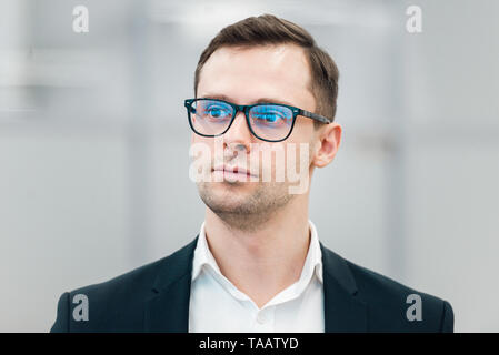 Junge schöne business Mann mit Brille skeptisch und nervös, Missbilligenden Ausdruck auf dem Gesicht. Stockfoto
