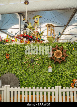 Wunderschön gestaltete Gärten mit Pflanzen und bunten Blumen an der RHS Chelsea Flower Show. Stockfoto