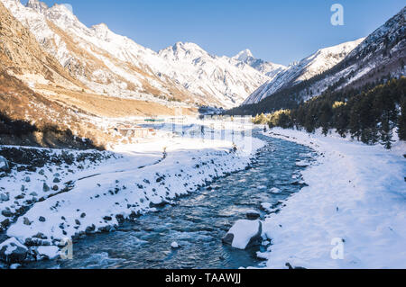 Die Kälte und ruhige Baspa Fluss fließt in Richtung Sangla Valley über die schneebedeckten Berge und Chitkul, Himachal Pradesh. Stockfoto