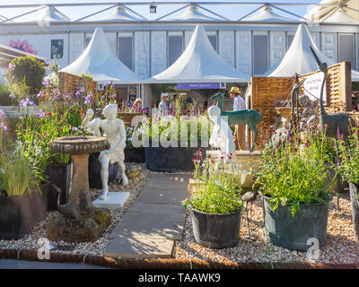 Wunderschön gestaltete Gärten mit Pflanzen und bunten Blumen an der RHS Chelsea Flower Show. Stockfoto