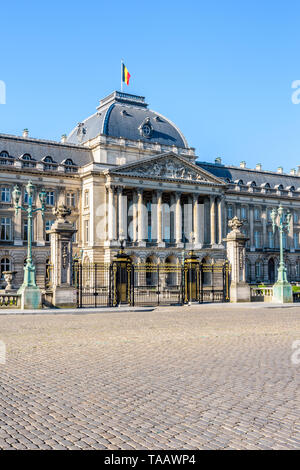Raster und Kolonnade der Fassade der Königliche Palast von Brüssel, die offizielle Palast des Königs und der Königin der Belgier in Brüssel, Belgien. Stockfoto