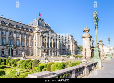 Hauptfassade und Vorgarten der Königliche Palast von Brüssel, die offizielle Palast des Königs und der Königin der Belgier in Brüssel, Belgien. Stockfoto
