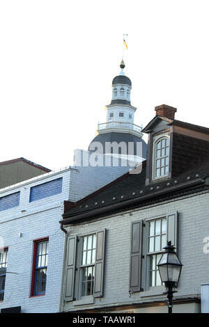 Gebäude in das historische Annapolis, mit Kuppel des Maryland State House in den Rücken. Annapolis, MD, USA. Stockfoto