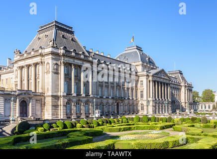Hauptfassade und Vorgarten der Königliche Palast von Brüssel, die offizielle Palast des Königs und der Königin der Belgier in Brüssel, Belgien. Stockfoto