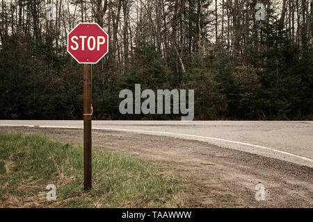 Stop-Schild im Rural Road Kreuzung. Stockfoto