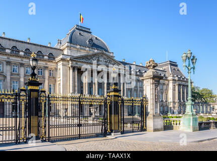 Raster und Kolonnade der Fassade der Königliche Palast von Brüssel, die offizielle Palast des Königs und der Königin der Belgier in Brüssel, Belgien. Stockfoto