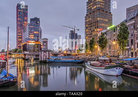 Rotterdam, Niederlande, 21. Mai 2019: wijnhaven Harbour in der Dämmerung mit einer Mischung von alten und neuen Gebäuden und historischen Lastkähne Stockfoto