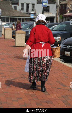 Frau im kolonialen Kleidung auf den Straßen von Annapolis, MD, USA Stockfoto