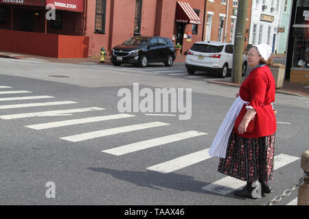 Frau im kolonialen Kleidung auf den Straßen von Annapolis, MD, USA Stockfoto