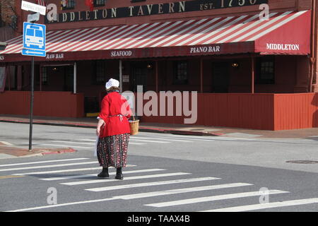 Frau im kolonialen Kleidung auf den Straßen von Annapolis, MD, USA Stockfoto