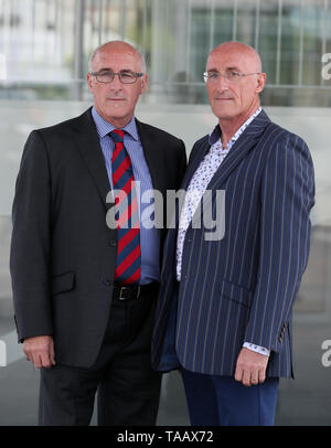 Hämophile Zwillinge Nigel (links) und Simon Hamilton, der Hep C durch das verseuchte Blut Produkt beauftragt, zur Teilnahme an der BRITISCHEN infiziertes Blut Untersuchung in Belfast, wo sie Beweise gab. Stockfoto