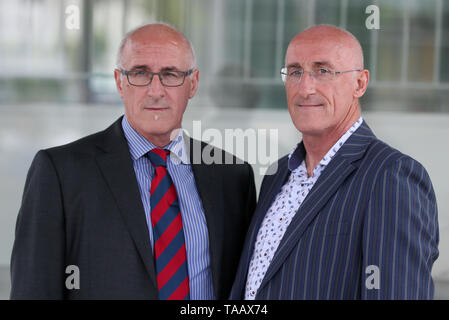 Hämophile Zwillinge Nigel (links) und Simon Hamilton, der Hep C durch das verseuchte Blut Produkt beauftragt, zur Teilnahme an der BRITISCHEN infiziertes Blut Untersuchung in Belfast, wo sie Beweise gab. Stockfoto