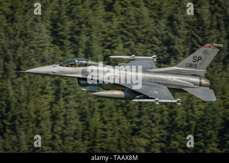 USAF F-16 flying low level durch das Mach Loop in Wales, Großbritannien Stockfoto