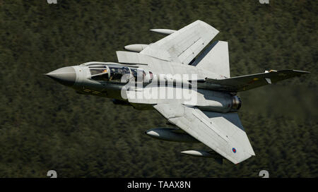 RAF Panavia Tornado GR4 Jet flying low level durch das Mach Loop, Wales, Großbritannien Stockfoto