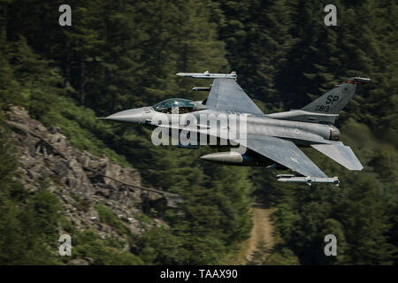 USAF F-16 Fighter jet flying low level durch das Mach Loop, Wales Stockfoto