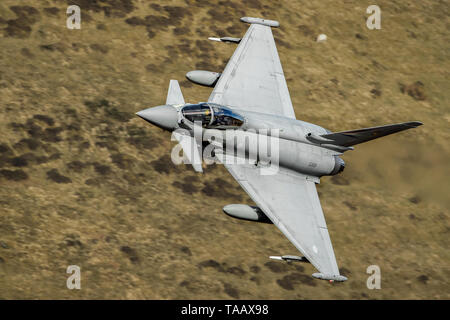 Ein Eurofighter Typhoon fliegt durch die Mach Loop in Wales, Großbritannien Stockfoto