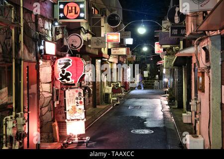 TOKYO, Japan - 30. NOVEMBER 2016: schmale Straßen von Golden Gai Restaurant in Tokio, Japan. Golden Gai ist eine von Tokio'drinking dens", alte Styl Stockfoto