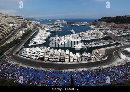 Mercedes Lewis Hamilton das Bestehen der Tabac und Louis Chiron Ecken rund um Monaco Hafen während der zweiten Praxis auf dem Circuit de Monaco, Monaco. Stockfoto