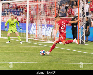 Harrison, der Vereinigten Staaten von Amerika. 22. Mai, 2019. Sean Devis (27) der Red Bulls Schüsse auf Ziel während der Mls regelmäßige Spiel gegen Whitecaps FC auf Red Bull Arena Credit: Lev Radin/Pacific Press/Alamy leben Nachrichten Stockfoto