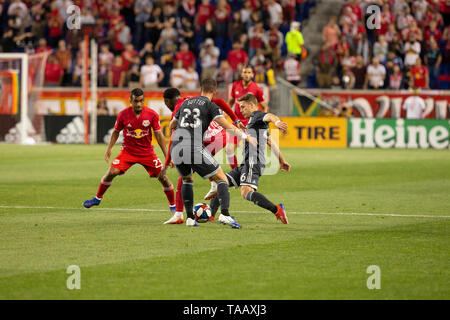 Harrison, der Vereinigten Staaten von Amerika. 22. Mai, 2019. Jon Erice (6) der Whitecaps FC steuert Kugel während der Mls regelmäßige Spiel gegen Red Bulls auf Red Bull Arena Credit: Lev Radin/Pacific Press/Alamy leben Nachrichten Stockfoto