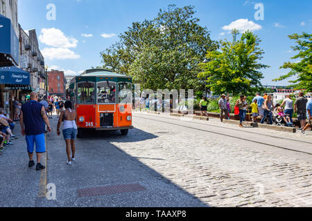 Touristen besuchen East River Street, Savannah, Georgia, mit einer Altstadt Trolley. Stockfoto