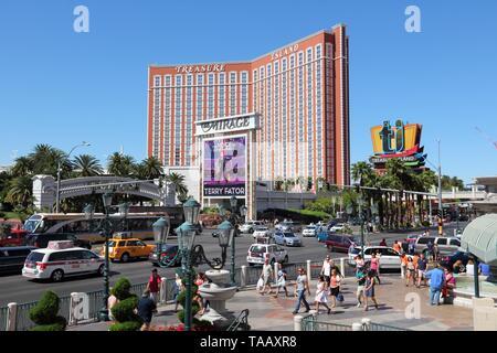 LAS VEGAS, Vereinigte Staaten - 14 April, 2014: die Menschen besuchen Sie die berühmten Strip von Las Vegas. 15 der 25 größten Hotels der Welt sind an den Streifen mit mehr t entfernt Stockfoto