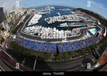 Ein Blick auf die Autos, die Tabac und Louis Chiron Ecken rund um Monaco Hafen während der zweiten Praxis auf dem Circuit de Monaco, Monaco. Stockfoto