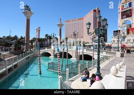 LAS VEGAS, Vereinigte Staaten - 14 April, 2014: die Menschen besuchen Sie die berühmten Strip von Las Vegas. 15 der 25 größten Hotels der Welt sind an den Streifen mit mehr t entfernt Stockfoto