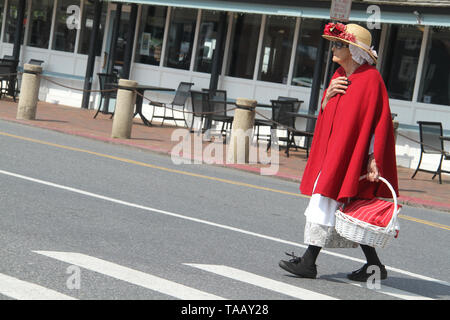 Frau im kolonialen Kleidung auf den Straßen von Annapolis, MD, USA Stockfoto