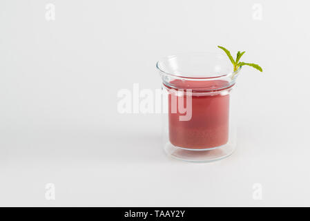 Ein Glas Tee Obst trinken und ein Blatt Minze auf weißem Hintergrund, isoliert Stockfoto