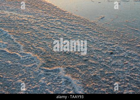 Larnaca, Zypern - trocknen Salz am Ufer des Salt Lake im Abendlicht. Stockfoto