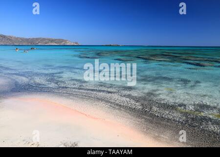Strand Landschaft der Insel Kreta in Griechenland. Rosa Sandstrand in berühmten Elafonisi (oder Elafonissi). Stockfoto