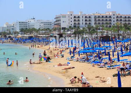 PROTARAS, Zypern - 17. MAI 2014: Menschen bei Sunrise Beach in Protaras, Zypern entspannen. Tourismus macht etwa 10 Prozent der Zypern-Budget mit 2,4 Millionen a Stockfoto