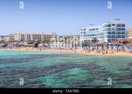 PROTARAS, Zypern - 17. MAI 2014: Menschen bei Sunrise Beach in Protaras, Zypern entspannen. Tourismus macht etwa 10 Prozent der Zypern-Budget mit 2,4 Millionen a Stockfoto