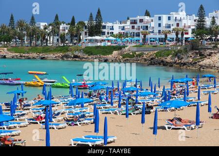 PROTARAS, Zypern - 17. MAI 2014: Menschen bei Fig Tree Bay in Protaras, Zypern entspannen. Tourismus macht etwa 10 Prozent der Zypern-Budget mit 2,4 Millionen ein Stockfoto