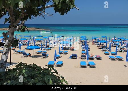 PROTARAS, Zypern - 17. MAI 2014: Menschen bei Fig Tree Bay in Protaras, Zypern entspannen. Tourismus macht etwa 10 Prozent der Zypern-Budget mit 2,4 Millionen ein Stockfoto