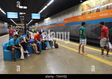 RIO DE JANEIRO, BRASILIEN - 19. OKTOBER 2014: Reisende warten für die Metro in Rio de Janeiro. Rio Metro hatte 401.5 Million jährliche Fahrten im Jahr 2012. Stockfoto