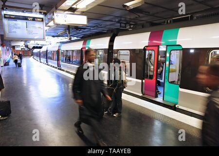 PARIS, Frankreich, 20. Oktober, 2014: Die Menschen warten auf die U-Bahn in Paris. Pariser Metro hat einen jährlichen Zuwachs von 1.527 Milliarden Fahrten. Stockfoto